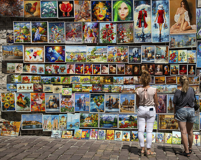 Symbolbild für Gallerie
Zwei Frauen stehen vor einer Wand von Bildern, einer Gallerie