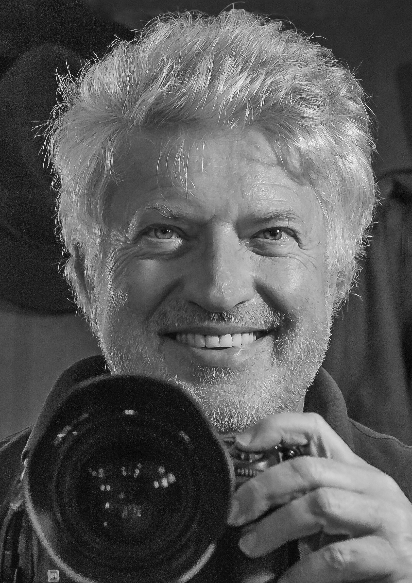 Portrait Manfred Goeschl mit Fotoapparat