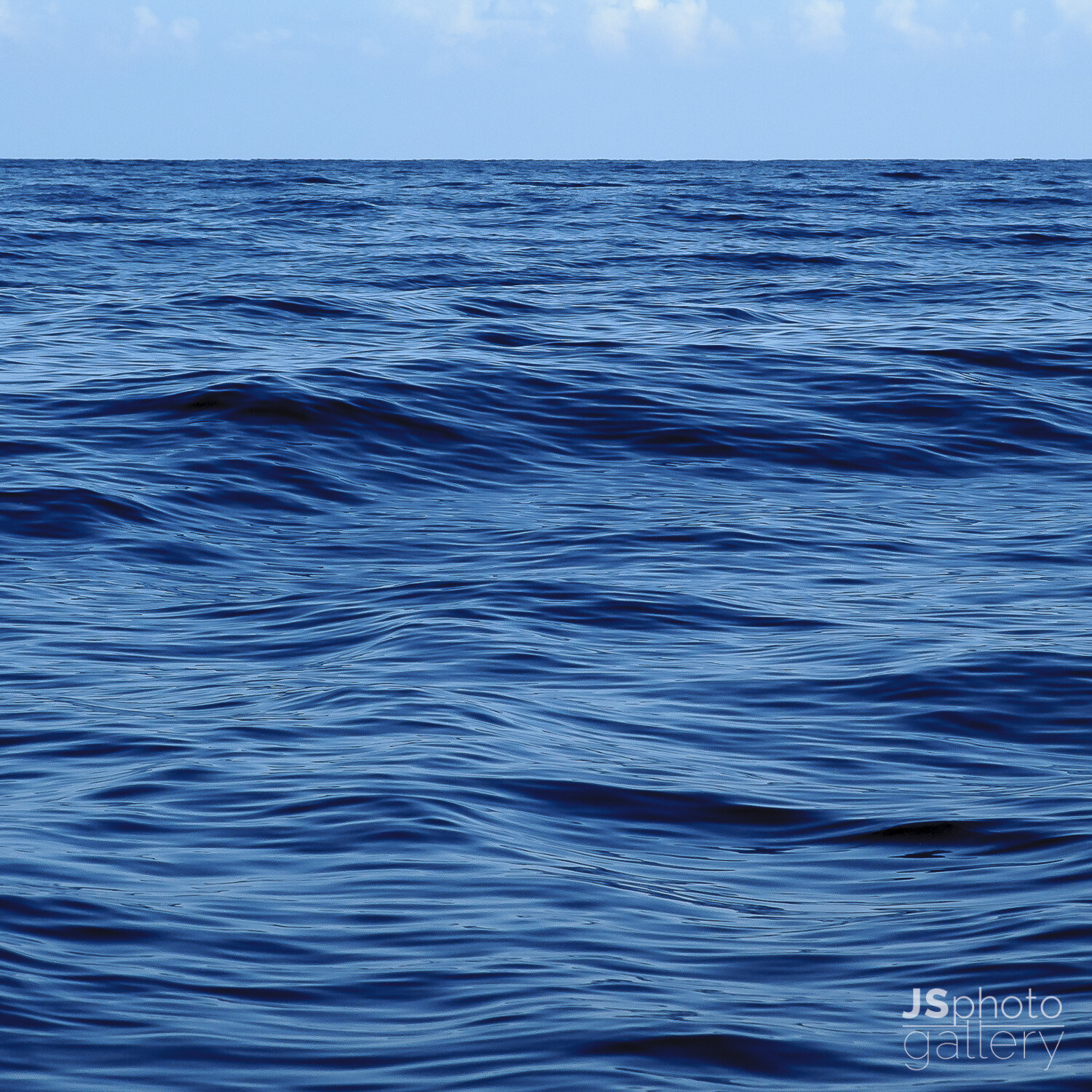 Meeresoberfläche in verschiedenen Farben rotes Meer gelbes Meer blaues Meer graues Meer silbernes Meer schwarzes Meer Wellen bewegtes Meer